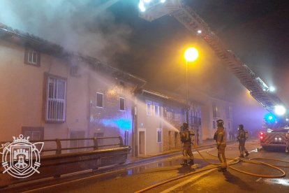 Los bomberos actuaron sobre el tejado con la ayuda del camión escala y desde la calzada de la N-120.