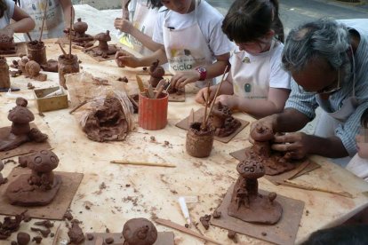 Un grupo de jóvenes artistas aprende a modelar bajo las instrucciones de uno de los socios de Coarte en una imagen de archivo.