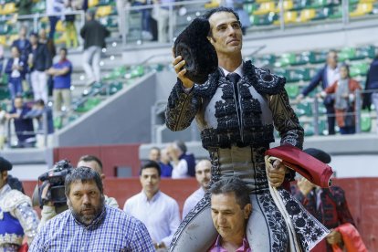 Morenito salió a hombros del Coliseum. FOTO: SANTI OTERO