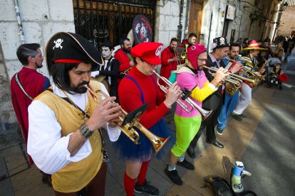 Ambiente multitudinario en el carnaval de Burgos. TOMÁS ALONSO