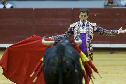 Buena tarde la que firmó Ginés Marín que no acompañó a Morenito a hombros por errar con el acero en su primero. FOTO: SANTI OTERO