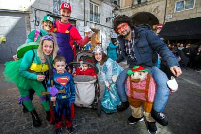 Ambiente multitudinario en el carnaval de Burgos. TOMÁS ALONSO