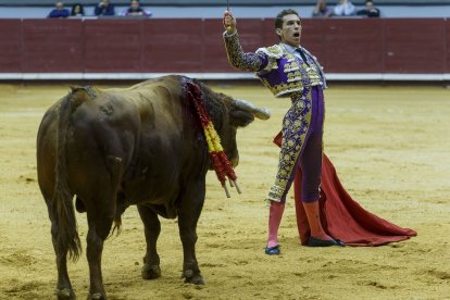 Buena tarde la que firmó Ginés Marín que no acompañó a Morenito a hombros por errar con el acero en su primero. FOTO: SANTI OTERO