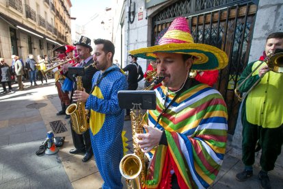 Ambiente multitudinario en el carnaval de Burgos. TOMÁS ALONSO
