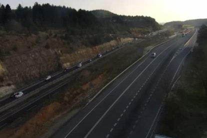 Tráfico en la N-I y AP-1a la altura de la Brújula. DGT