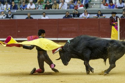 Morenito de Aranda recibió en chiqueros a portayagola, a su primero. FOTO: SANTI OTERO