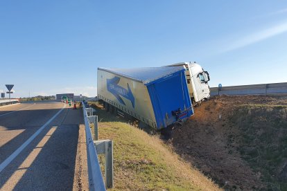 Accidente en la autovía en Aranda en la salida de carretera de Valladolid. L. V.