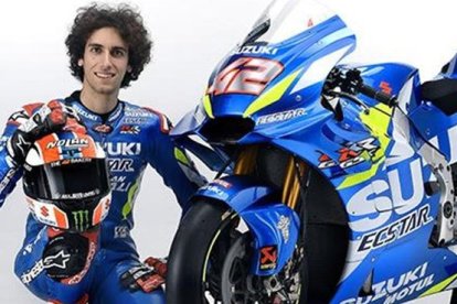 Àlex Rins posa junto a su nueva Suzuki, con la que mañana iniciará los ensayos de Malasia.