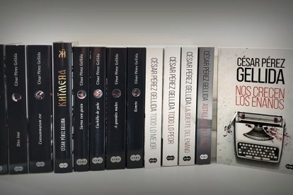 El último libro de César Pérez Gellida, 'Nos crecen los enanos', junto al resto de su obra literaria. DARÍO GONZALO