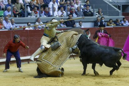 Susto para uno de los picadores al descabalgarlo el toro. FOTO: SANTI OTERO