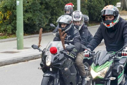 Cerca de 800 motoristas acudieron a dos residencias de ancianos para visitarlos. S. OTERO