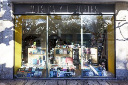 El escaparate de Música y Deportes, siempre lleno de recomendaciones. SANTI OTERO