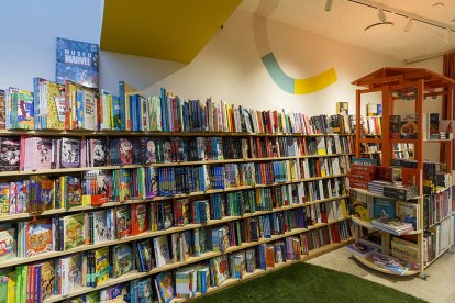 La sección de literatura infantil y juvenil. SANTI OTERO