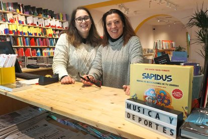 Cristina Moreno y Sonia Alonso, libreras de Música y Deportes. DARÍO GONZALO