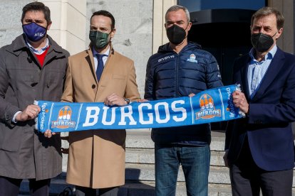 Paco Olmos -segundo por la derecha- posa durante su presentación en la Universidad Isabel I. SANTI OTERO