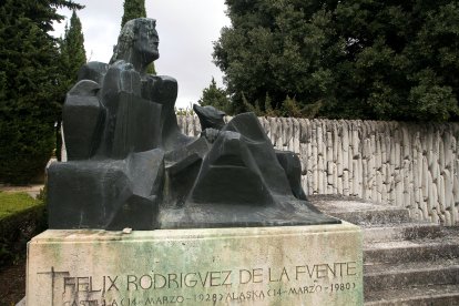 Tumba de Félix Rodríguez de la Fuente. TOMÁS ALONSO
