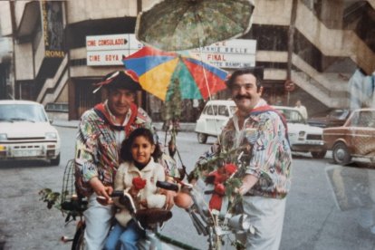 Estrella Paredes con sus tíos en el tándem que lucían durante la Cabalgata. 