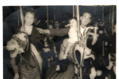 La concejal de Podemos, Isabel Arribas, recuerda cuando, de pequeña y aun vivían en Regumiel de la Sierra, una cita obligada a los abuelos era en las Fiestas de San Pedro. En la imagen, con cinco años, y su visita ritual a los caballitos. 
