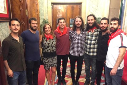 Rosario Pérez Pardo con los integrantes de La Moda, grupo 