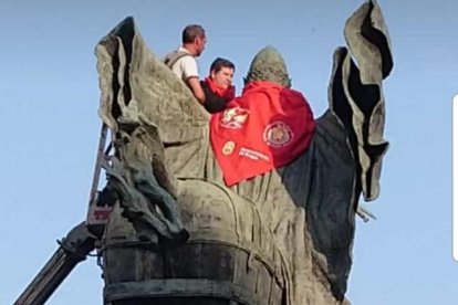 José Manuel Carbonell recuerda especialmente las Fiestas de San Pedro de 2019.Y no porque fueran las últimas prepandemia a las que sucedieron dos años de sequía. Sino porque vivió uno de los momentos más emocionantes. Colocar el pañuelo del fiestas a la estatua del Cid. 