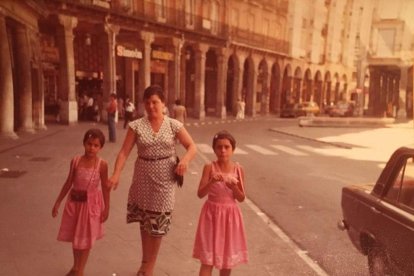 Marga Arroyo con su madre Margarita y su hermana Rosa por una Plaza Mayor con vehículos y muchas ganas de llegar a la Quinta. Allí las manzanas de caramelo eran su perdición, 