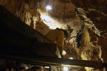 En la Sima de los Huesos a penas caben cinco personas. JAVIER TRUEBA (MSF)