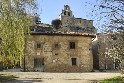 Imagen actual de la Escuela de Bañuelos de Bureba.