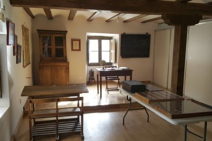 Interior rehabilitado de la Escuela de Bañuelos de Bureba.