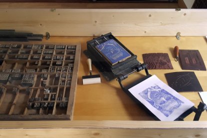 Imprenta y materiales de trabajo en el museo de la Escuela.