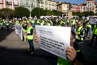 Uno de los carteles de la concentración. TOMÁS ALONSO