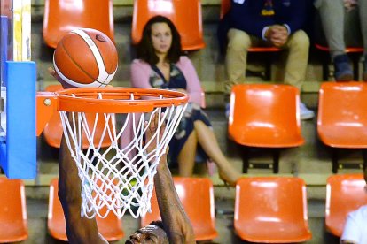 Kandé, que fue el MVP del partido con 20 puntos y 26 créditos de valoración, no falló ayer un sólo tiro. TOMÁS ALONSO