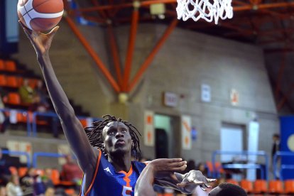 Papi Diene, todo un seguro bajo la canasta. TOMÁS ALONSO