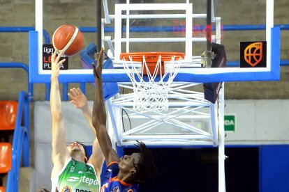 Diene trata de taponar una acción ofensiva de La Roda. TOMÁS ALONSO