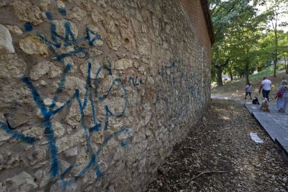Una pintada escondida detrás del Teatro Clunia con la simbología de una de las bandas más conocidas. ISRAEL L. MURILLO