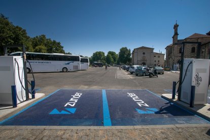 Cargadores eléctricos en la plaza de Santa Teresa de la capital burgalesa. TOMÁS ALONSO