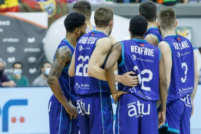 Los jugadores del San Pablo hacen piña durante un partido. SANTI OTERO