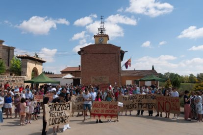 Instante de la manifestación de vecinos palentinos y burgaleses de los pueblos aledaños al Canal de Castilla pidiendo puentes seguros en la infraestructura donde seis personas perdieron la vida hace diez años. ECB