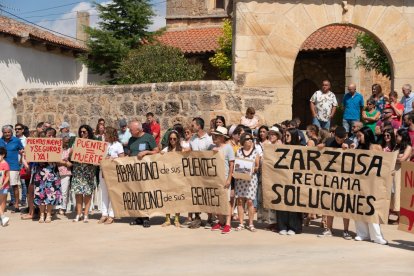 Instante de la manifestación de vecinos palentinos y burgaleses de los pueblos aledaños al Canal de Castilla pidiendo puentes seguros en la infraestructura donde seis personas perdieron la vida hace diez años. ECB