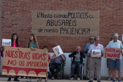 Instante de la manifestación de vecinos palentinos y burgaleses de los pueblos aledaños al Canal de Castilla pidiendo puentes seguros en la infraestructura donde seis personas perdieron la vida hace diez años. ECB