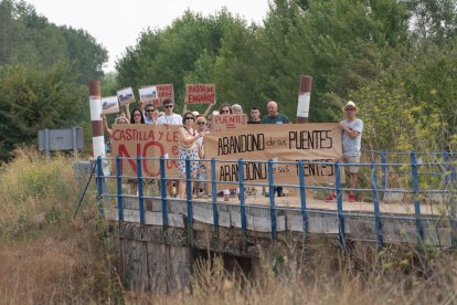 Instante de la manifestación de vecinos palentinos y burgaleses de los pueblos aledaños al Canal de Castilla pidiendo puentes seguros en la infraestructura donde seis personas perdieron la vida hace diez años. ECB