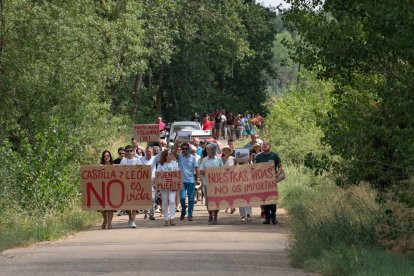 Instante de la manifestación de vecinos palentinos y burgaleses de los pueblos aledaños al Canal de Castilla pidiendo puentes seguros en la infraestructura donde seis personas perdieron la vida hace diez años. ECB