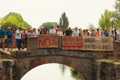 Instante de la manifestación de vecinos palentinos y burgaleses de los pueblos aledaños al Canal de Castilla pidiendo puentes seguros en la infraestructura donde seis personas perdieron la vida hace diez años. ECB