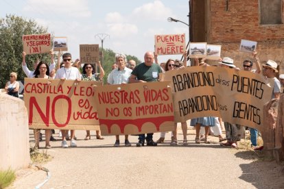 Instante de la manifestación de vecinos palentinos y burgaleses de los pueblos aledaños al Canal de Castilla pidiendo puentes seguros en la infraestructura donde seis personas perdieron la vida hace diez años. ECB