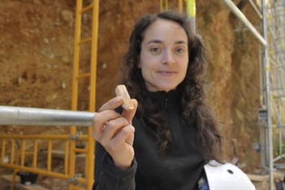 HOMO SP. 1,2 millones de años. Sima del Elefante. Húmero con marcas de corte, el último hallazgo de la especie en Atapuerca hasta este año 2022.