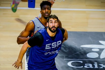Dani Díez, durante el entrenamiento de ayer con la selección española. FEB