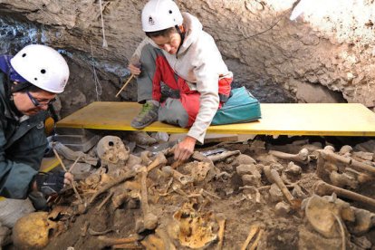 Enterramiento localizado en una de las aberturas del yacimiento de Mirador en la sierra de Atapuerca. ISRAEL L. MURILLO