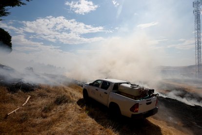 Trabajos de extinción del incendio en el cerro del Castillo. SANTI OTERO