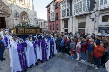 La procesión se inició a los sones del Himno Nacional y después se bailaron bailes regionales en honor a la Virgen. FOTOS: SANTI OTERO