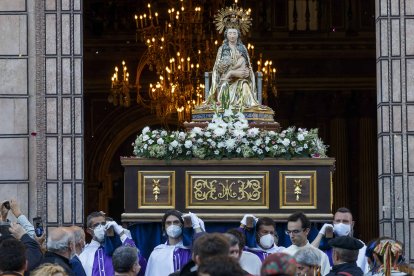 La procesión se inició a los sones del Himno Nacional y después se bailaron bailes regionales en honor a la Virgen. FOTOS: SANTI OTERO