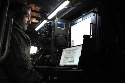 Uno de los efectivos desplegados en la base de León observa una pantalla.